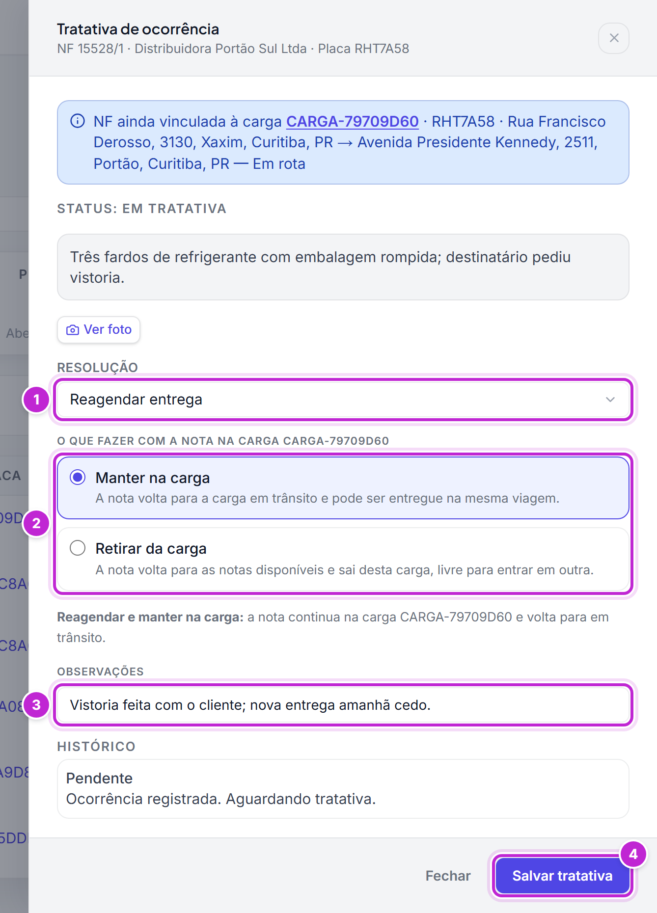 Painel Tratativa de ocorrência de uma ocorrência em tratativa, com a resolução Reagendar entrega, as opções Manter na carga e Retirar da carga, as observações preenchidas e o botão Salvar tratativa